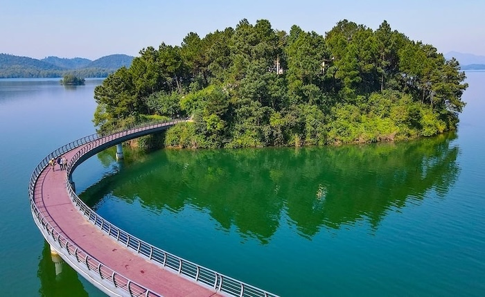 Chiếc cầu xuyên thẳng đến đảo nhỏ ngay giữa hồ. (Ảnh: Sưu tầm)