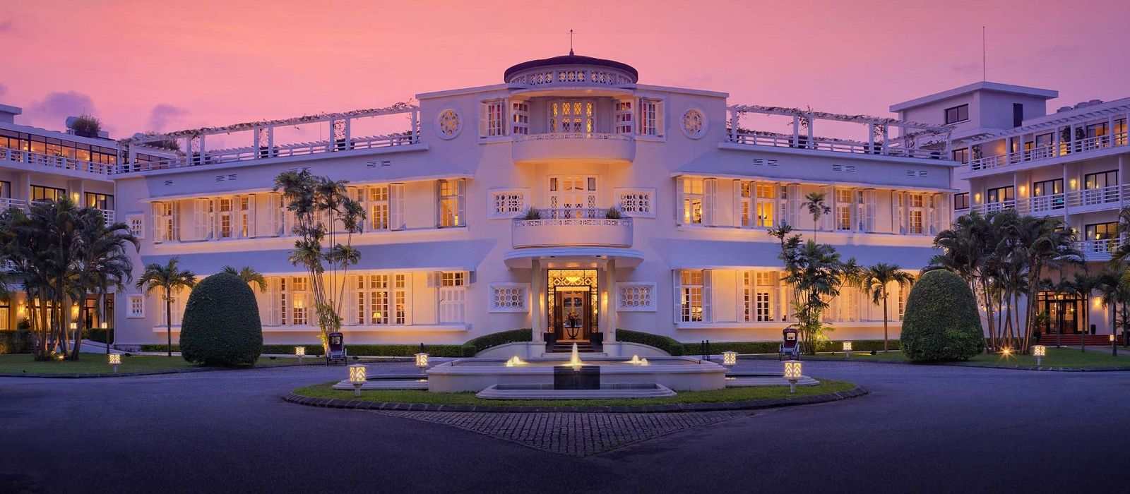 Khach san 5 sao Azerai La Residence Hue mat tien kien truc phap co dien.
