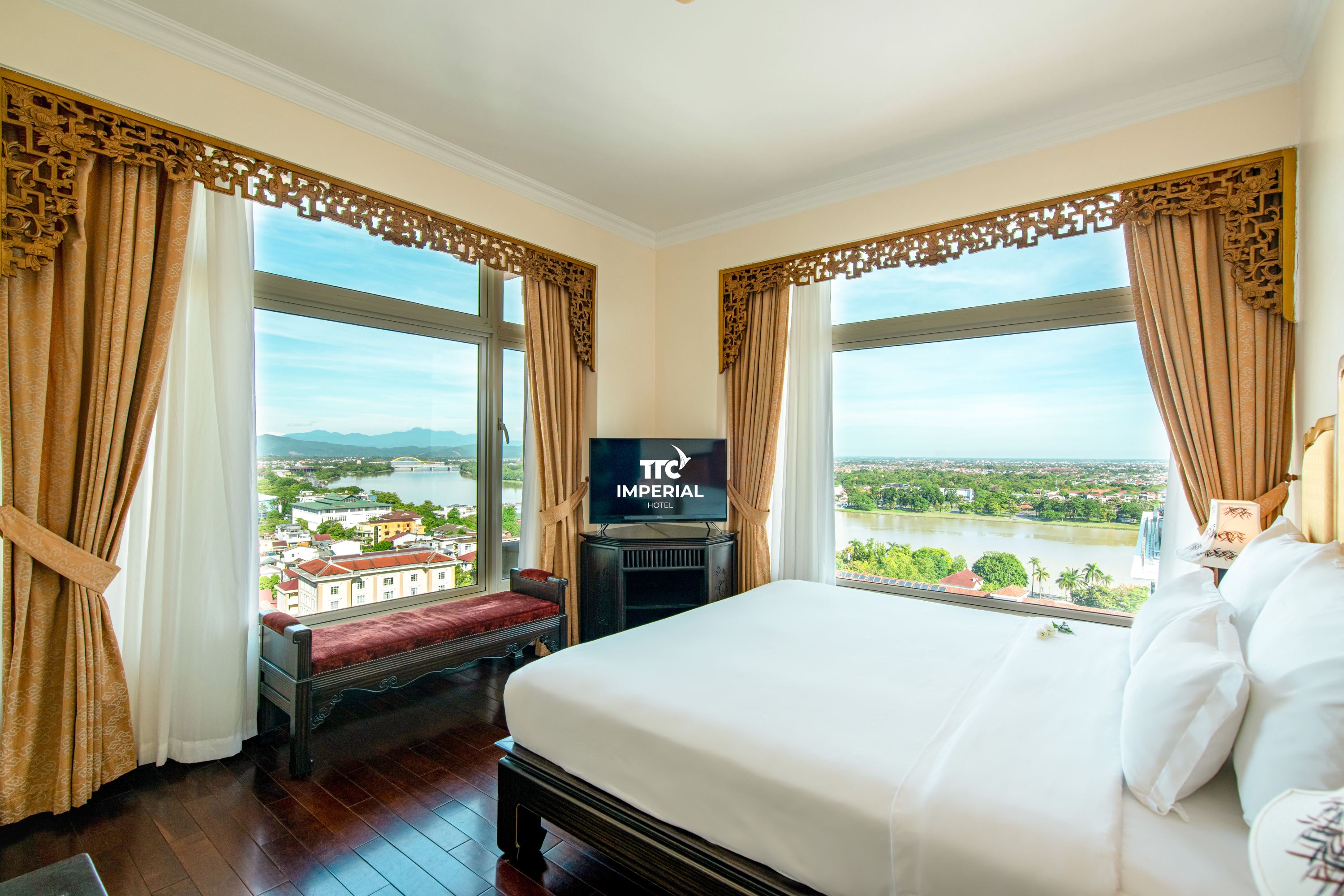 Không gian phòng nghỉ rộng rãi mang phong cách vương gia tại TTC Imperial Hotel.