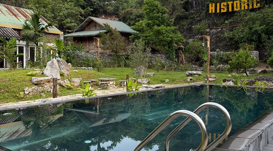 Khách sạn Hà Giang có hồ bơi Ha Giang Historic Hotel view thành phố.