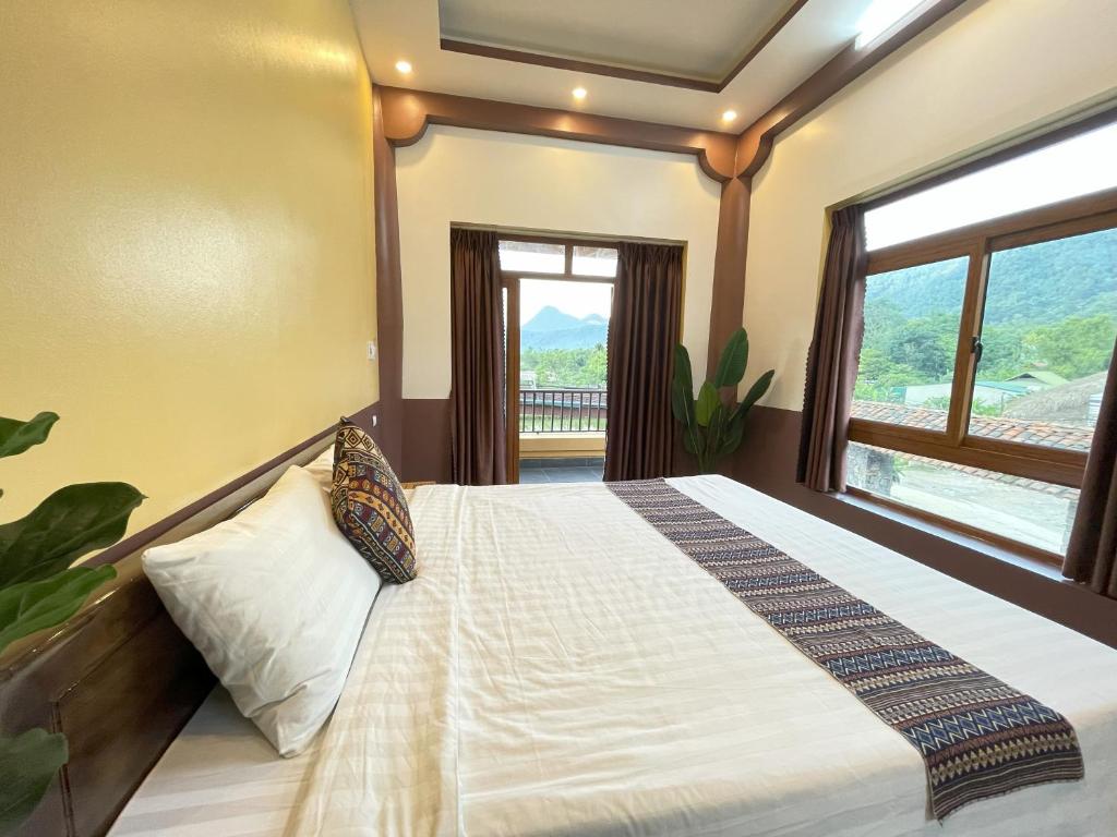 Khách sạn Hà Giang có hồ bơi Wings Ha Giang Loop Bungalow view núi.