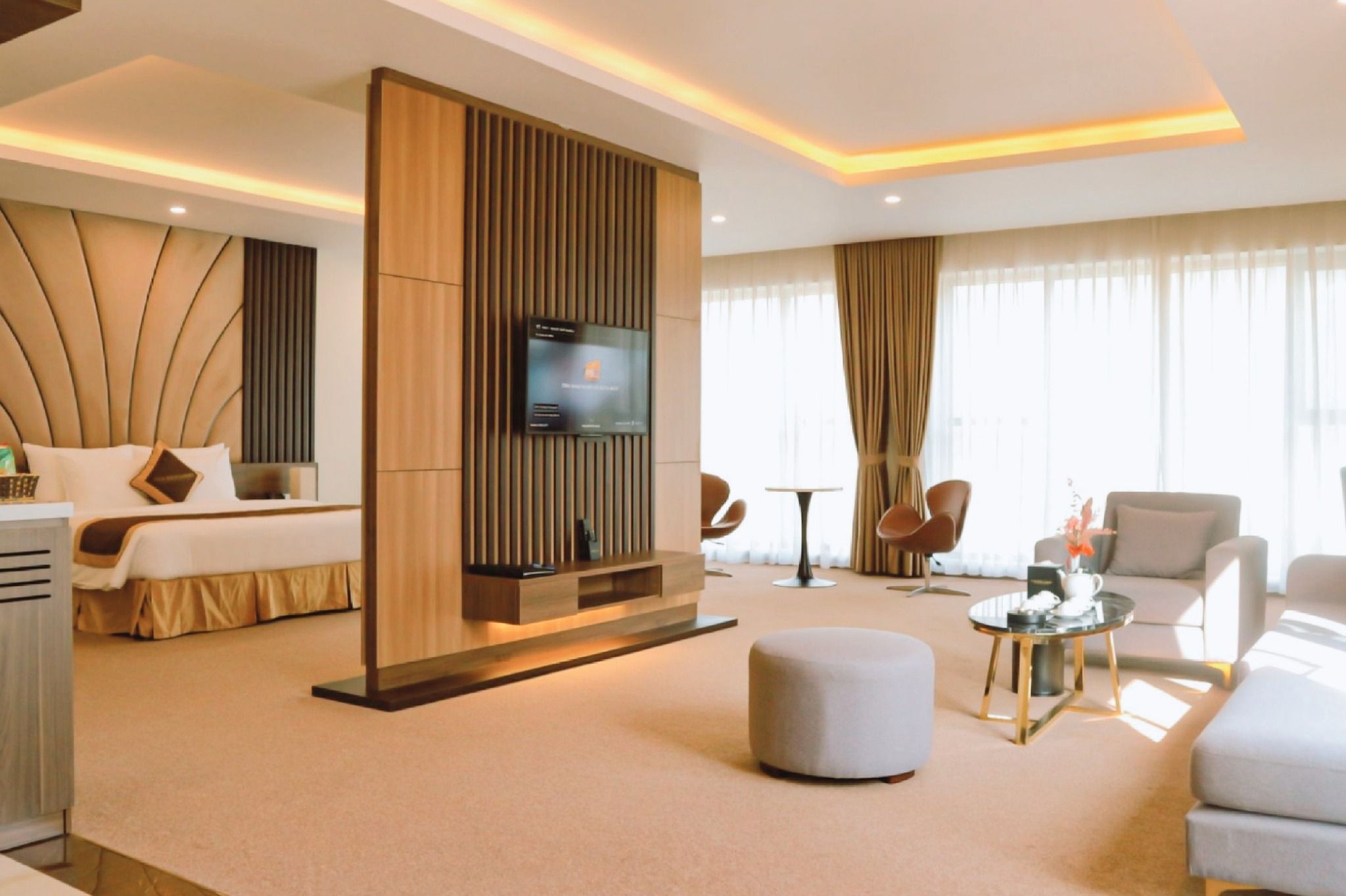 Caption: Yen Bien Luxury Hotel mang tiêu chuẩn 4 sao khách sạn tại Hà Giang hồ bơi ngoài trời hiện đại.