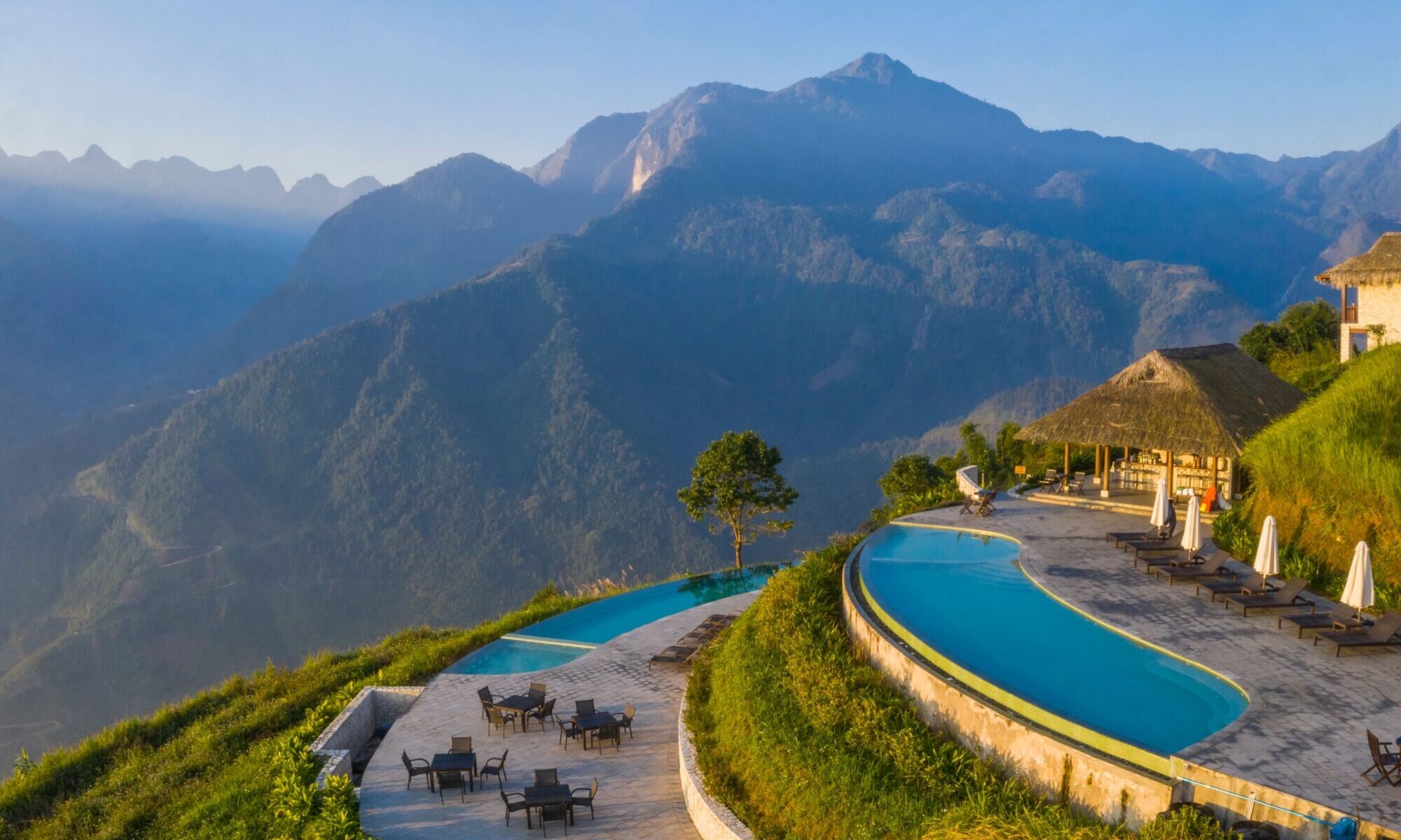Resort Topas Ecolodge Sapa với hồ bơi vô cực view thung lũng.
