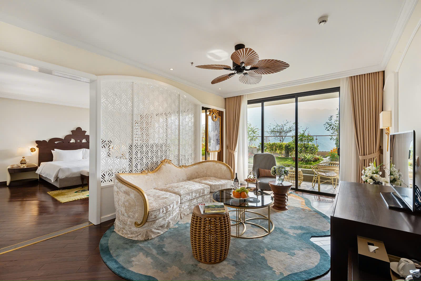 Phòng Mountain Suite KK Sapa Hotel view núi riêng tư