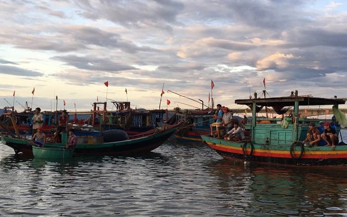 Làng chài nhộn nhịn dưới ánh nắng lung linh. (Ảnh: Sưu tầm)