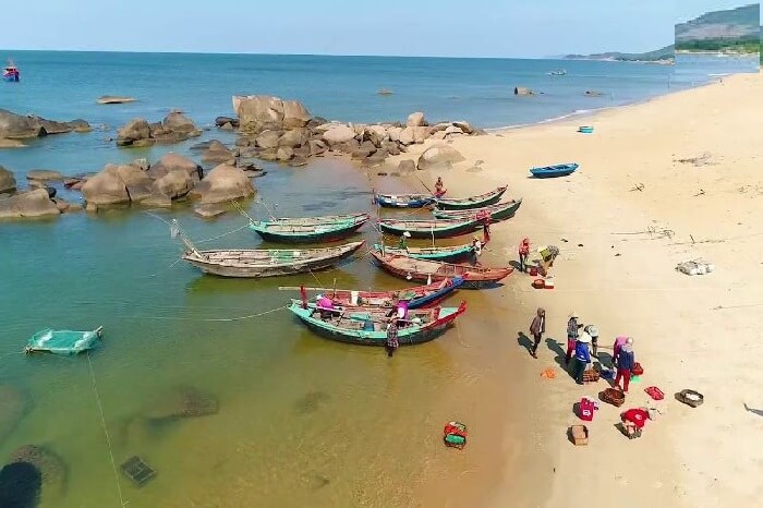 Sự kết hợp giữa nhịp sống lao động của ngư dân và vẻ đẹp hoang sơ của biển cả Hà Tĩnh. (Ảnh: Sưu tầm)