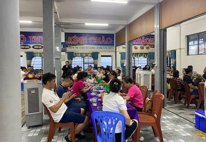 Đại gia đình thưởng thức mực nhảy trong dịp nghỉ lễ tại Vũng Áng, Hà Tĩnh (Nguồn: Sưu tầm).