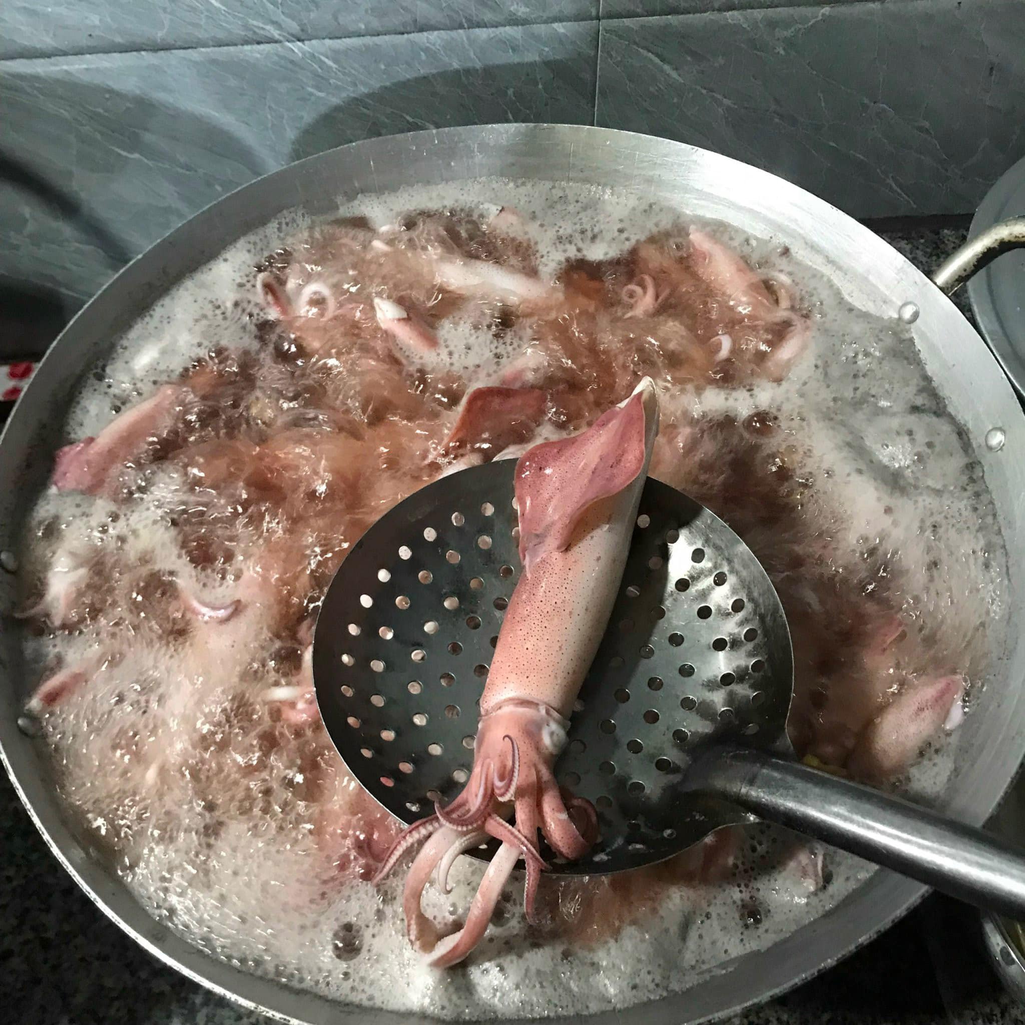 Dù là hình ảnh mộc mạc nhưng chất lượng mực nhảy tại nhà hàng Đàn Tuyết luôn thuộc hàng "cực phẩm".(Nguồn: Sưu tầm)