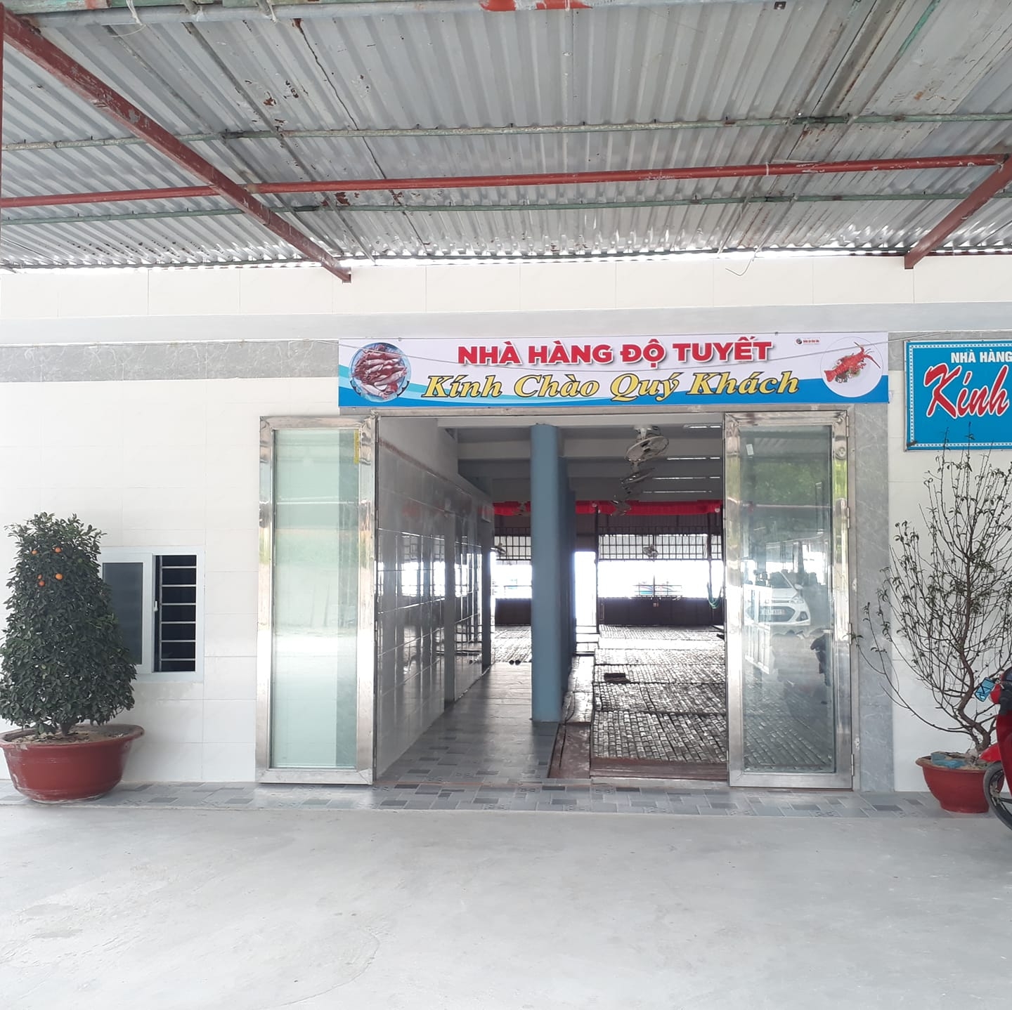 Không gian thưởng thức hải sản trên bè cực chill tại nhà hàng Độ Tuyết là trải nghiệm khó quên cho mọi du khách.(Nguồn: Sưu tầm)