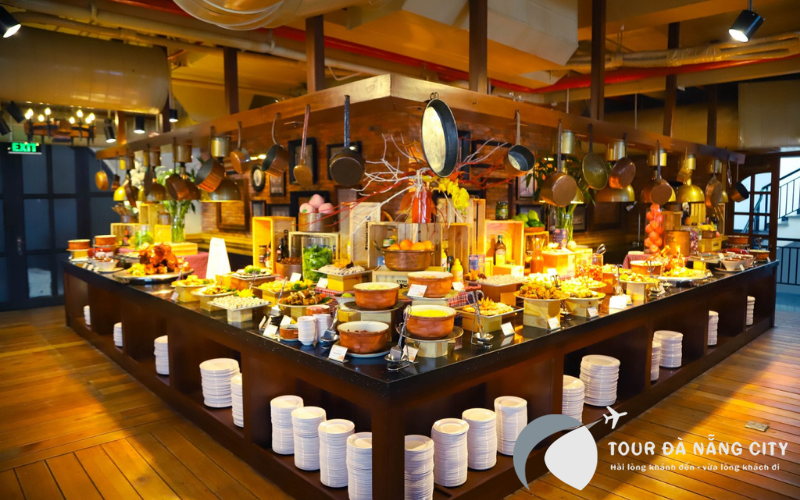 ĂN GÌ TRÊN ĐỈNH BÀ NÀ HILLS? TOP NHỮNG NHÀ HÀNG BUFFET "ĐÁNG ĐỒNG TIỀN BÁT GẠO" NHẤT BÀ NÀ HILLS 2026