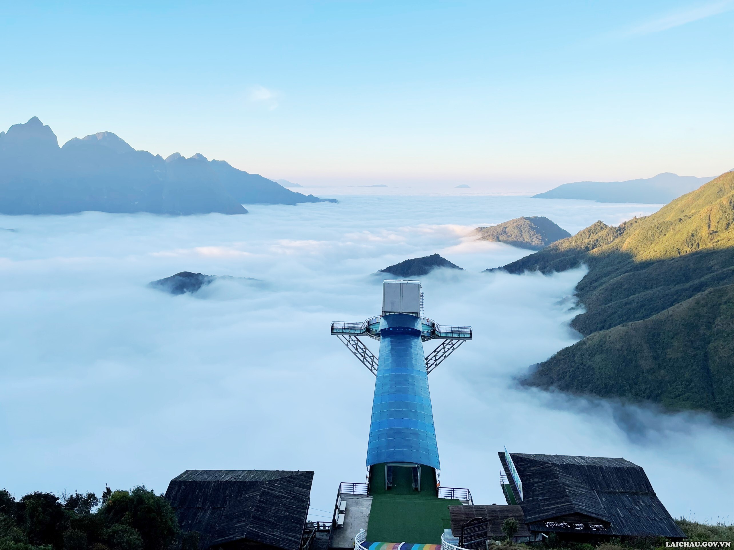 Cầu kính Rồng Mây địa điểm check-in Sapa cảm giác mạnh
