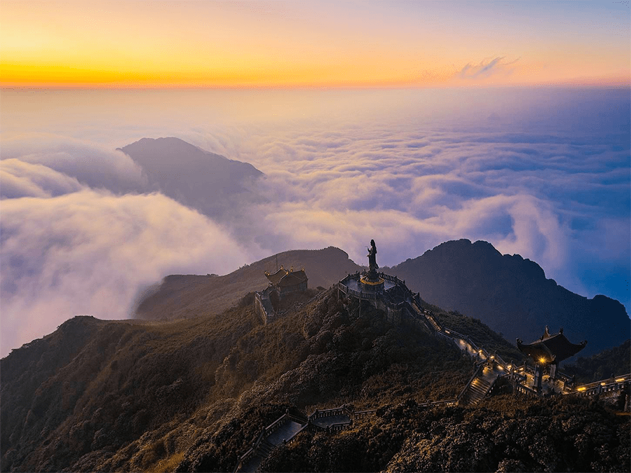 Biển mây bồng bềnh cuộn trào qua các thung lũng sâu tại Sapa
