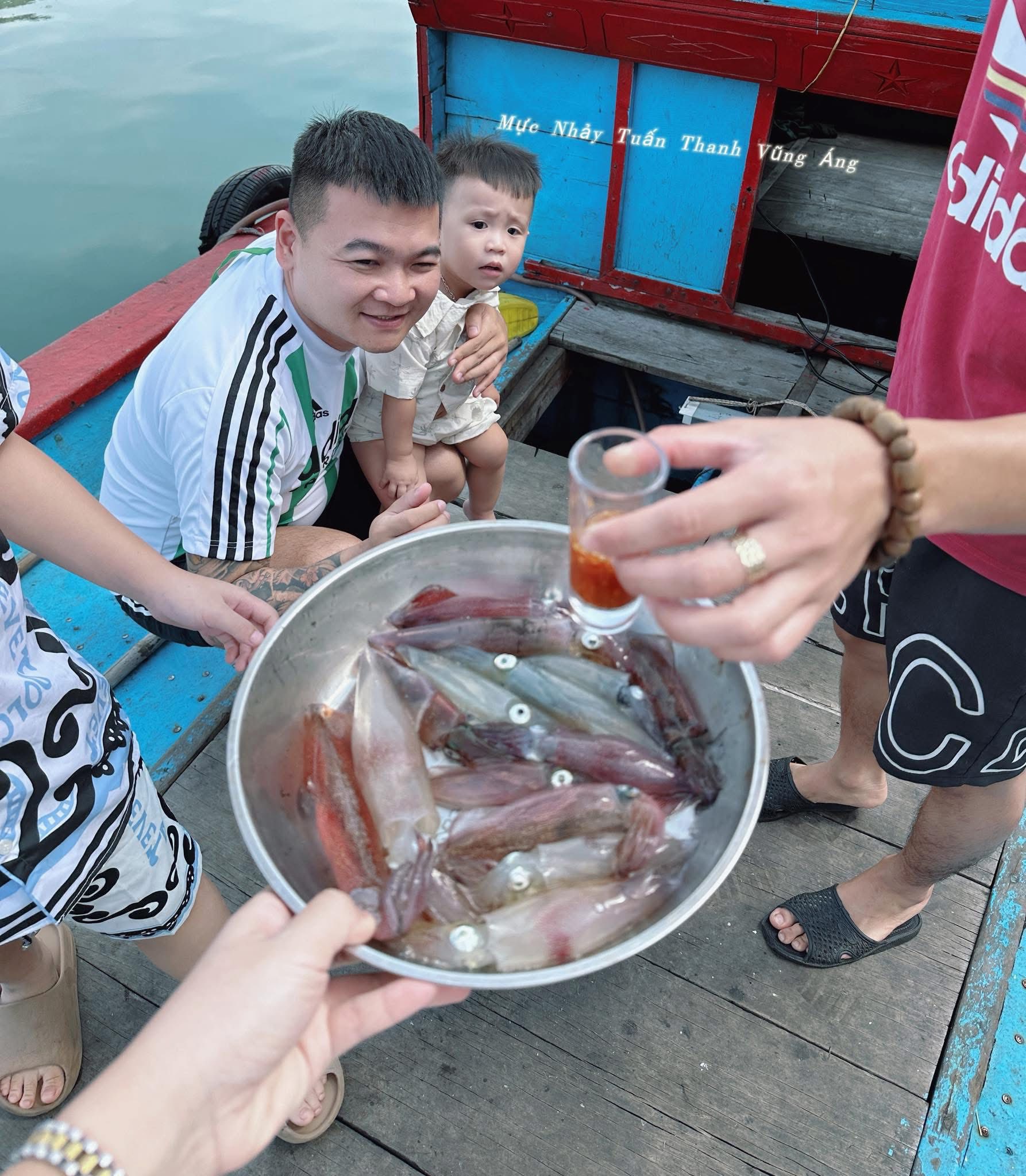 Mực nhảy bắt tận tay, ăn ngay tại chỗ (Nguồn: Sưu tầm)