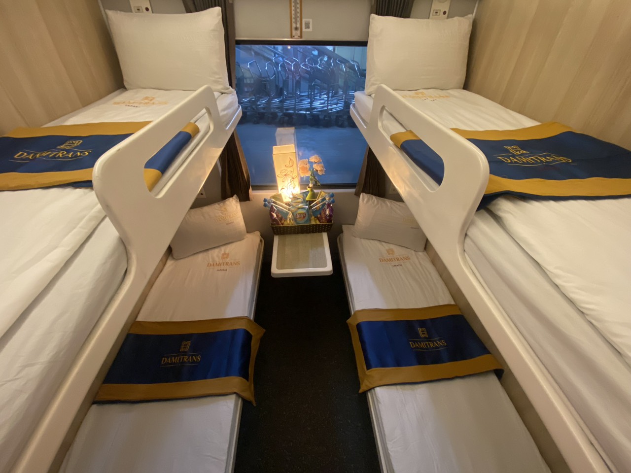 Kinh Nghiệm Đặt Vé Tàu Hà Nội – Quảng Bình 2026: Bí Kíp Chọn Giường Nằm VIP & Combo "Chạm" Vào Biển Nhật Lệ