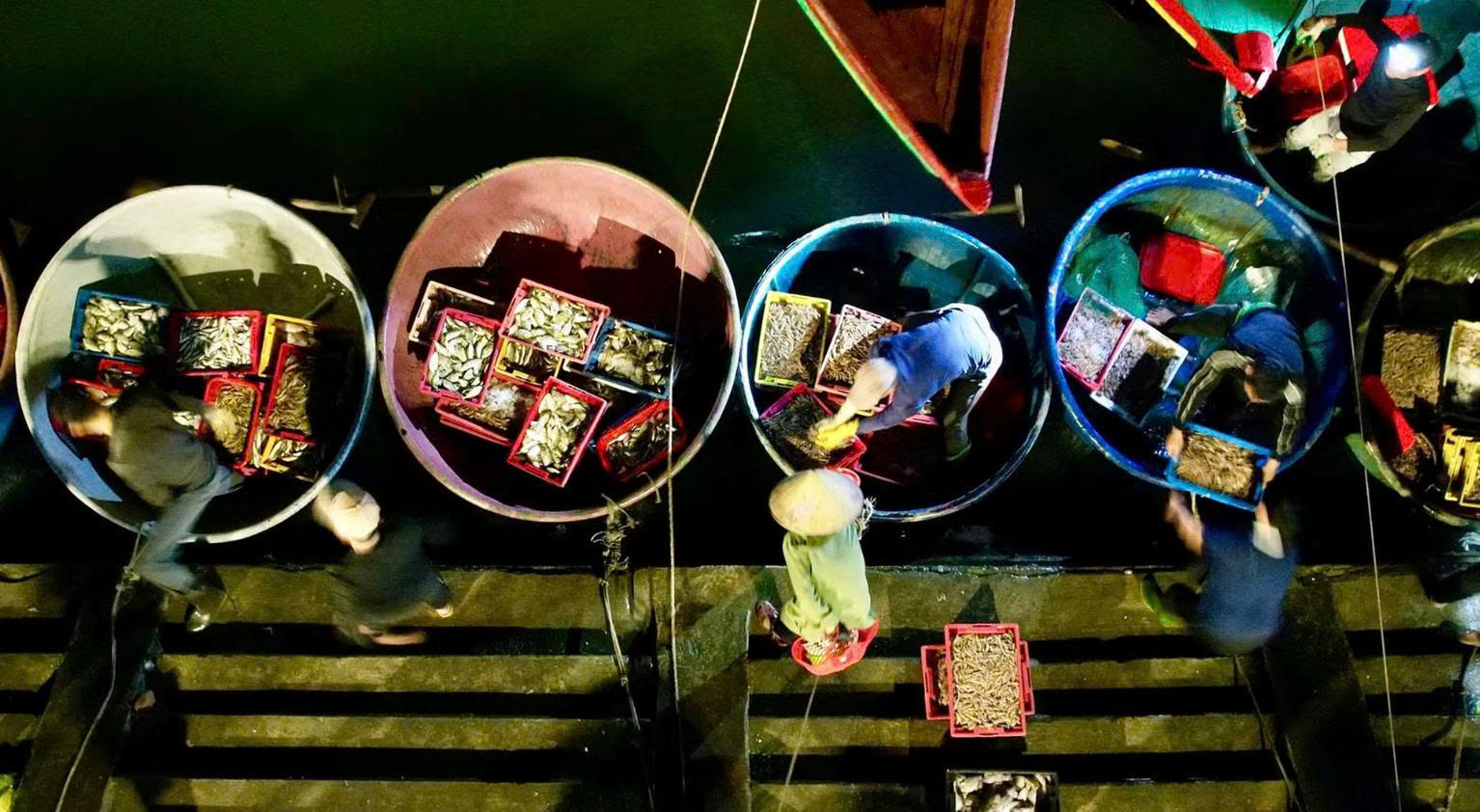 chợ cá sớm tại cửa nhượng