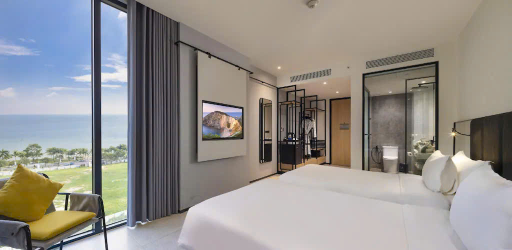 Tầm nhìn trực diện đại dương bao la từ ban công kính kịch trần sang trọng tại Anya Premier Beachfront Hotel.