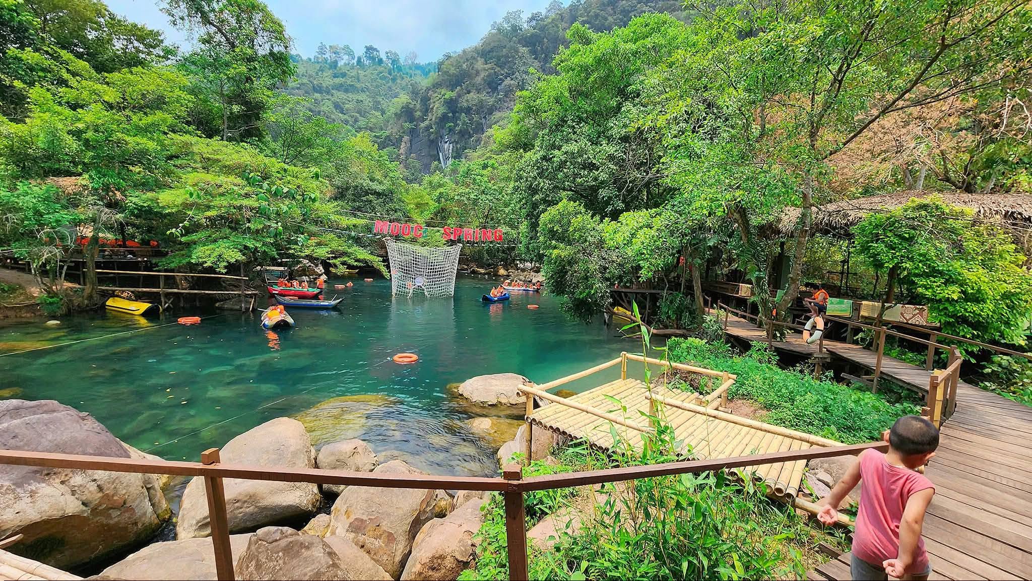 TOUR GHÉP QUẢNG BÌNH 3 NGÀY 2 ĐÊM ( Phong Nha – Nhật Lệ – Động Thiên Đường – Suối Nước Moọc – Vũng Chùa – Đá Nhảy)