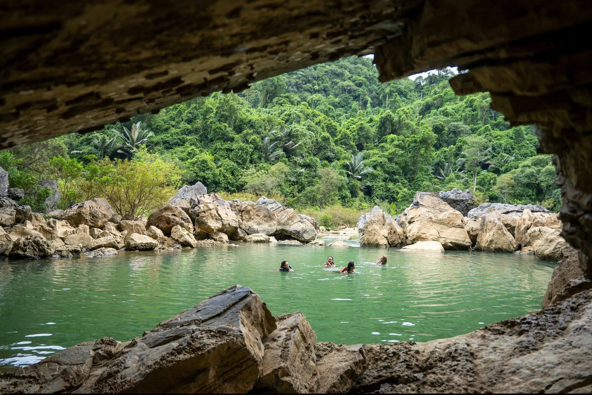 TOUR GHÉP QUẢNG BÌNH 3 NGÀY 2 ĐÊM ( Phong Nha – Nhật Lệ – Động Thiên Đường – Suối Nước Moọc – Vũng Chùa – Đá Nhảy)