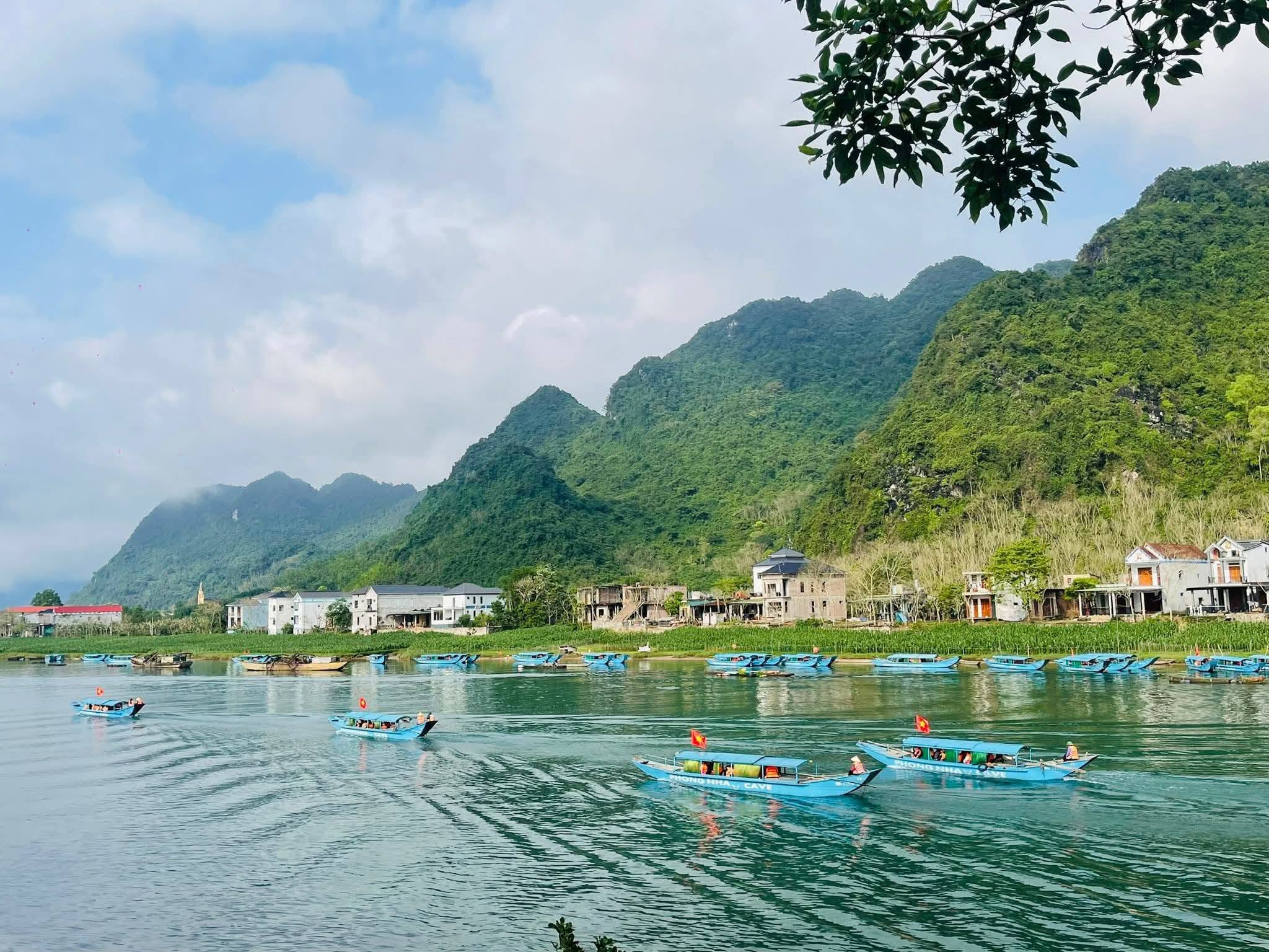 TOUR GHÉP QUẢNG BÌNH 3 NGÀY 2 ĐÊM ( Phong Nha – Nhật Lệ – Động Thiên Đường – Suối Nước Moọc – Vũng Chùa – Đá Nhảy)