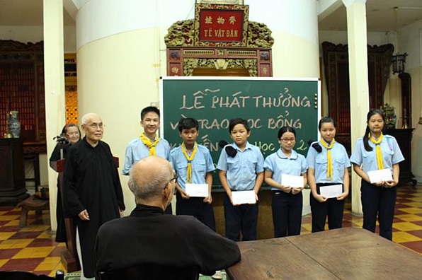 Lễ phát thưởng và trao học bổng khuyến học 2015