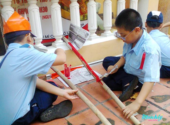 Buổi sinh hoạt với bài học về kĩ năng sơn gậy