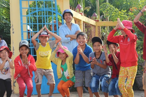 Thanh Đoàn Nhân Hoà tặng quà Trung Thu cho trẻ em vùng sâu