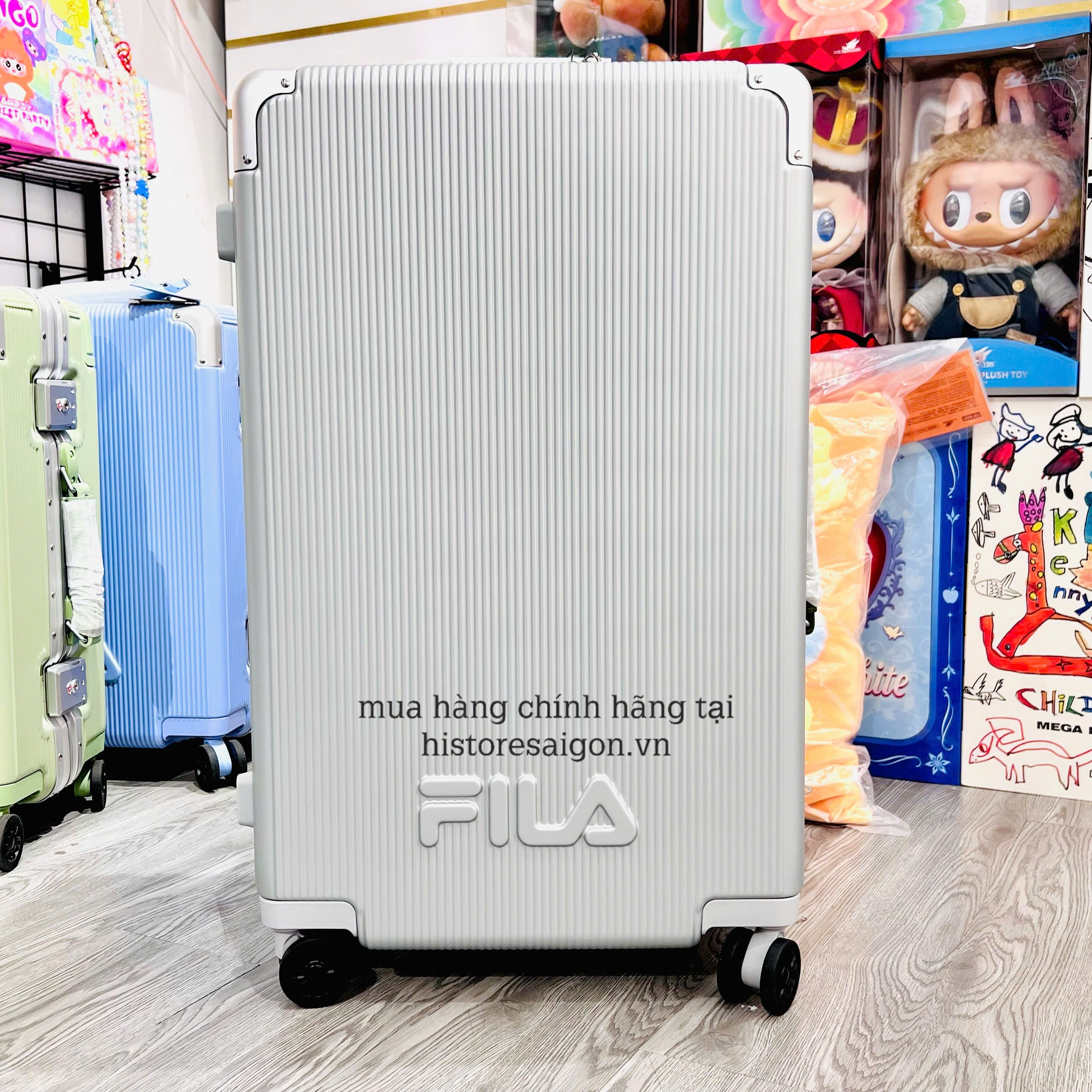 1793 - Vali Fila Bạc Size 24 Ký Gửi Embossed Logo [HÀNG CHÍNH HÃNG]