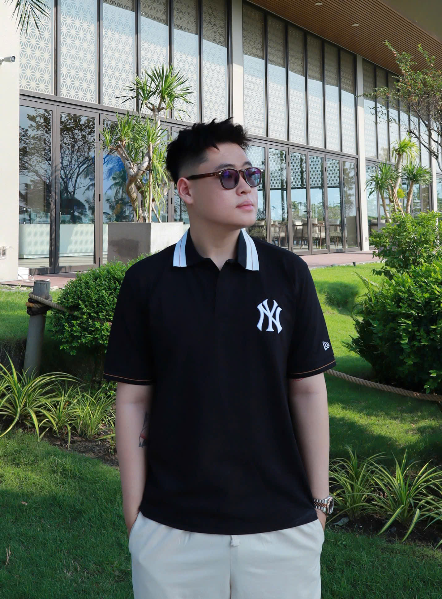 2126 - Áo Polo New Era NY Đen Cổ Trắng Viền Nâu [HÀNG CHÍNH HÃNG]
