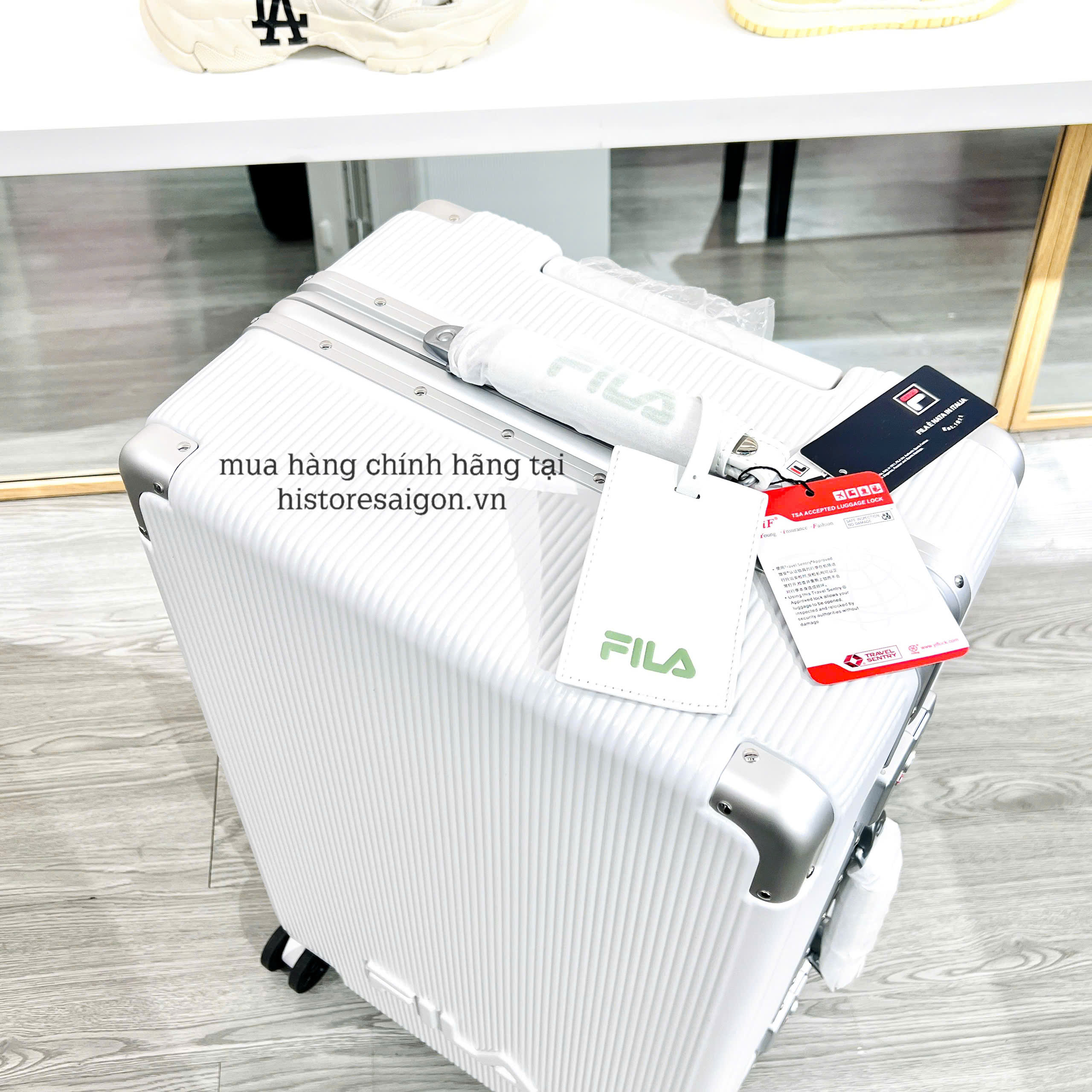 2206 - Vali Fila Trắng Sữa Size 24 Ký Gửi Embossed Logo [HÀNG CHÍNH HÃNG]