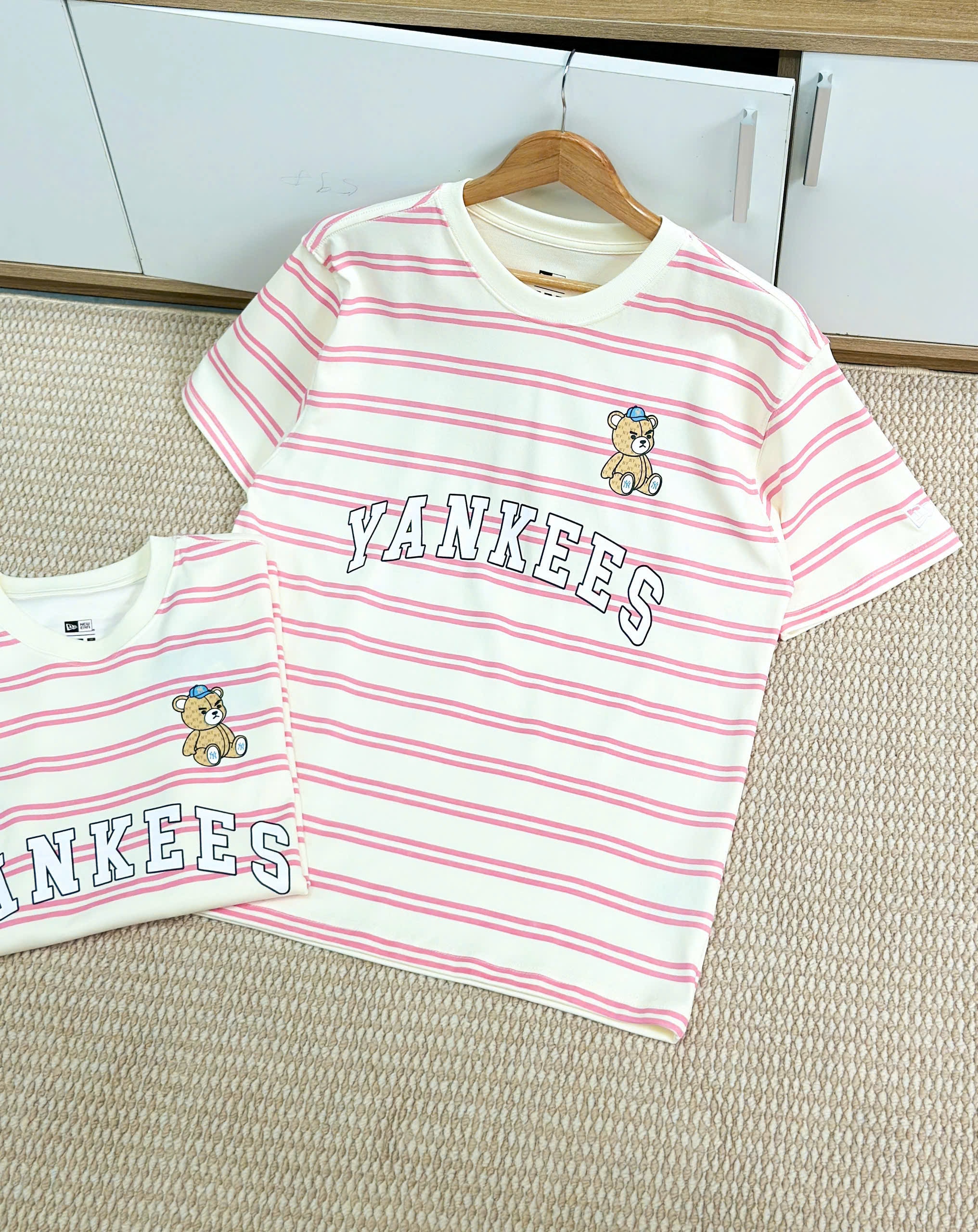2234 - Áo New Era Yankee Gấu Trắng Kem Sọc Hồng [HÀNG CHÍNH HÃNG]