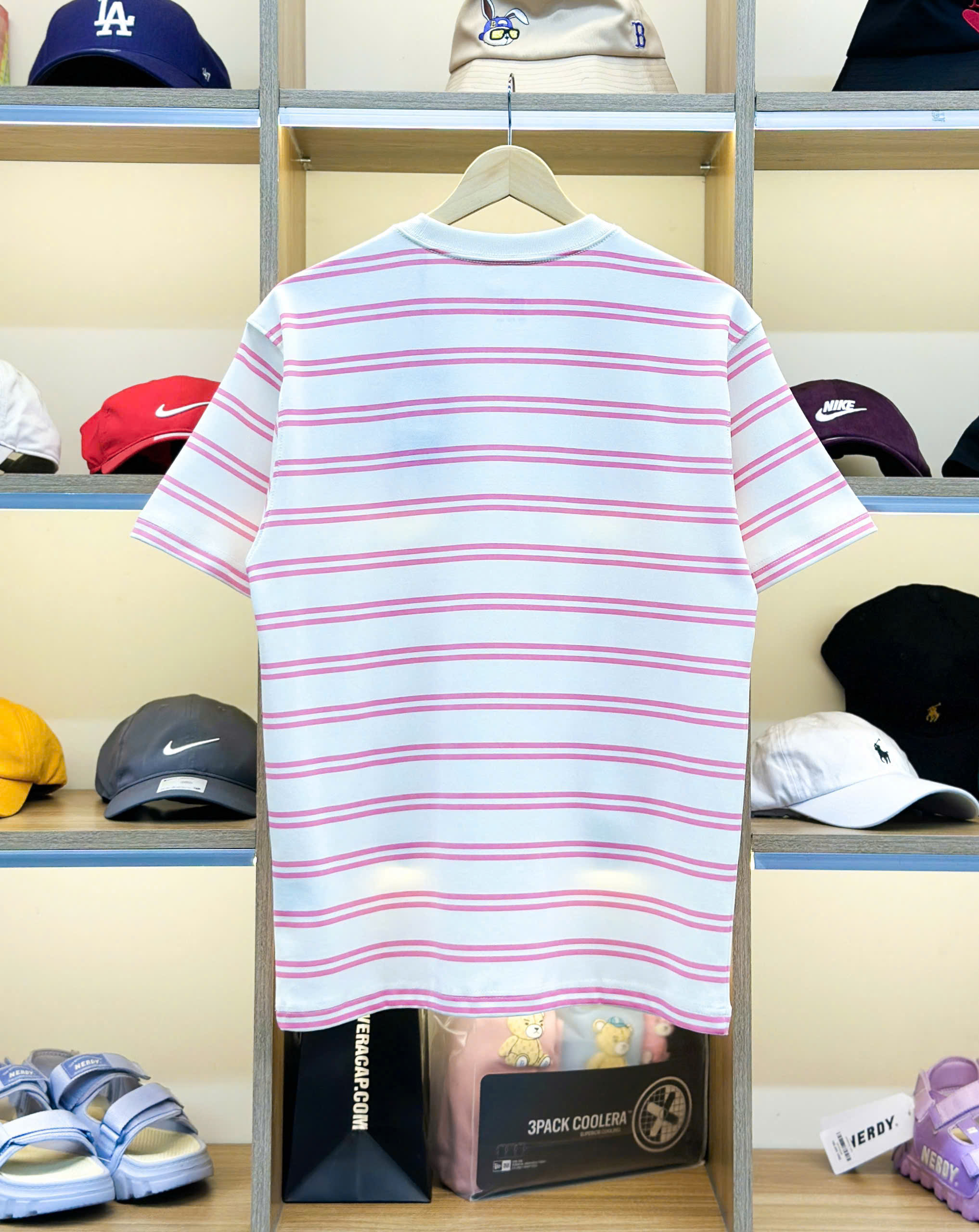 2234 - Áo New Era Yankee Gấu Trắng Kem Sọc Hồng [HÀNG CHÍNH HÃNG]