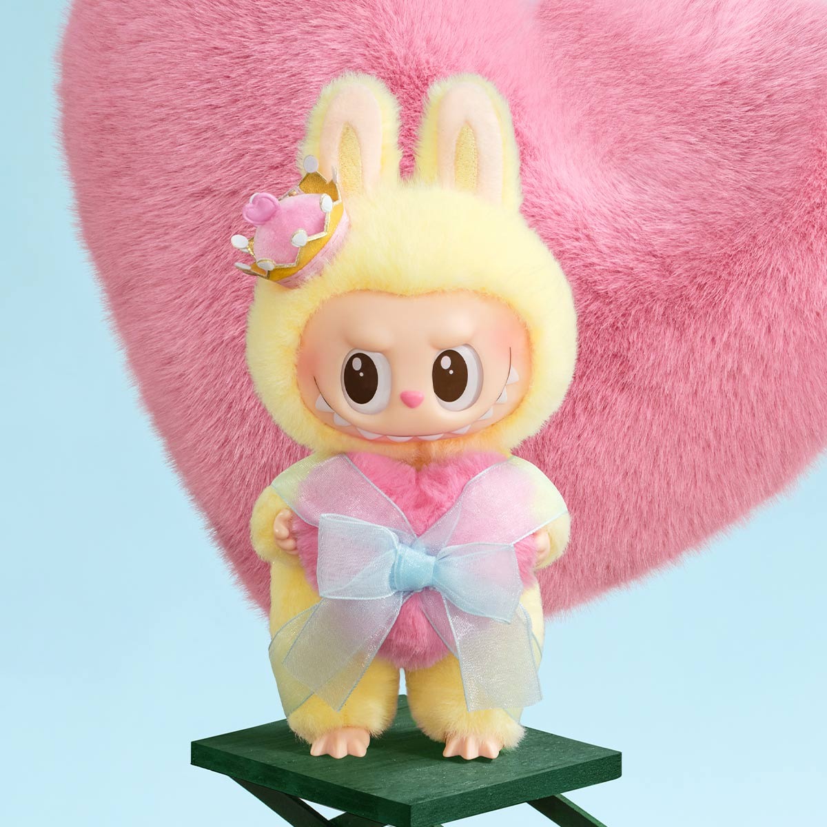 1324 - Labubu Queen Labubu Vàng - POPMART THE MONSTERS Let's Checkmate Series-Vinyl Plush Hanging Card 17cm Móc Treo Art Toy [CHÍNH HÃNG]