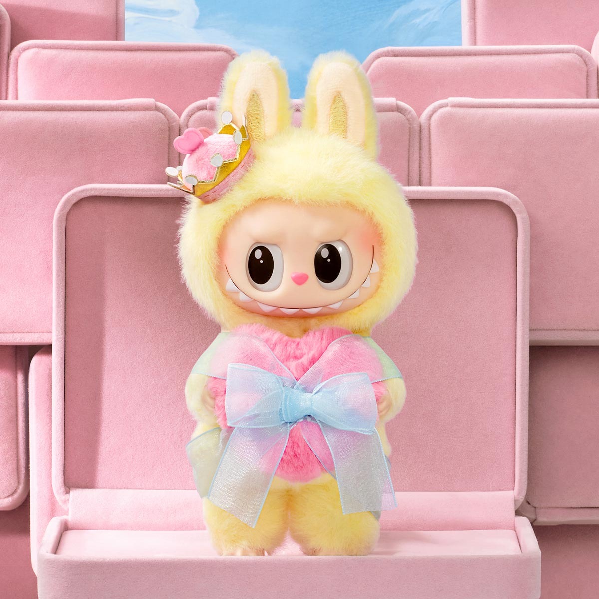 1324 - Labubu Queen Labubu Vàng - POPMART THE MONSTERS Let's Checkmate Series-Vinyl Plush Hanging Card 17cm Móc Treo Art Toy [CHÍNH HÃNG]