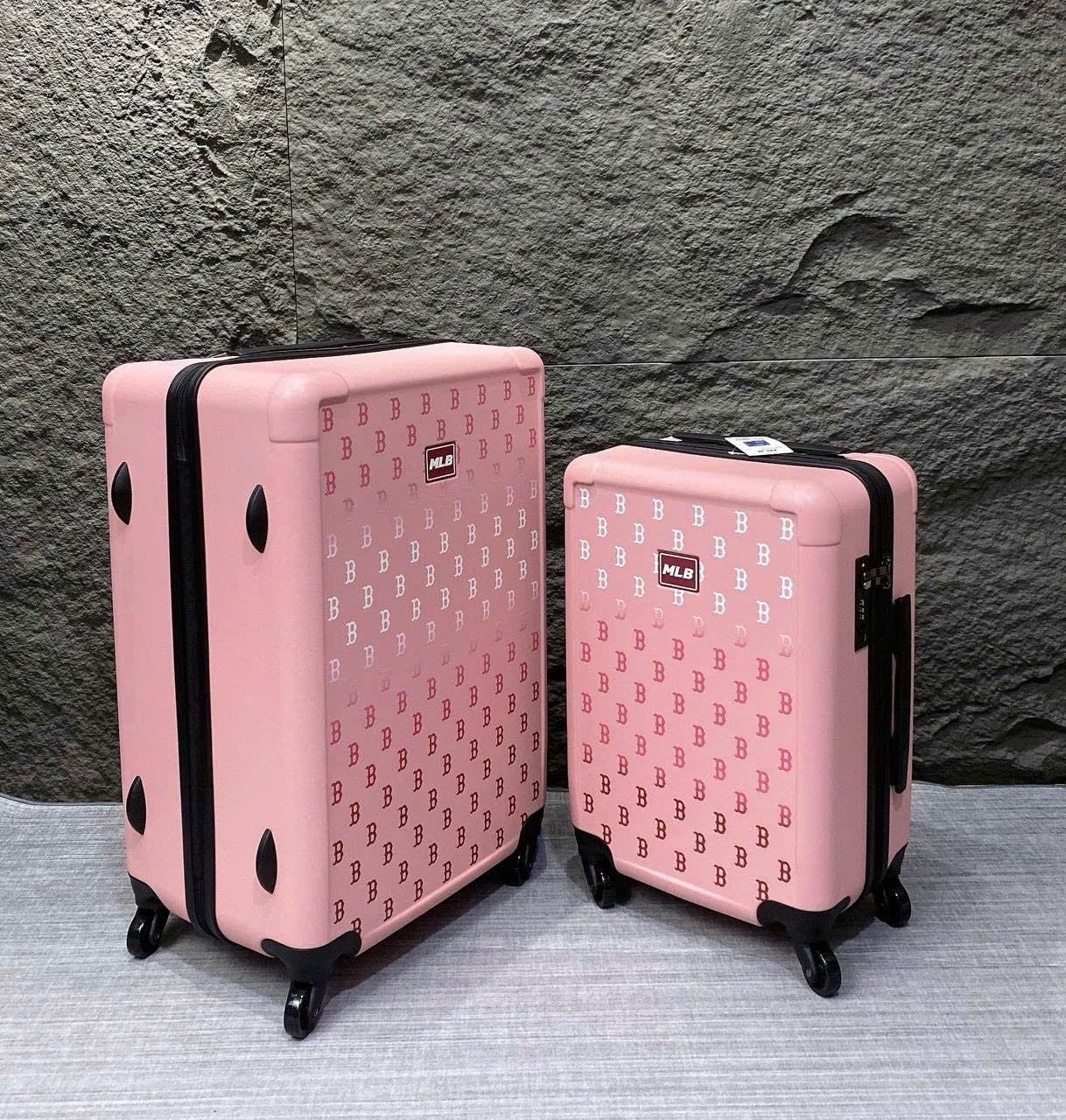 2644 - Vali MLB Classic Mono NY Size 22 Cabin Xách Tay (Mang lên máy bay) 3AHH0014N-43PKM Hồng [HÀNG CHÍNH HÃNG]