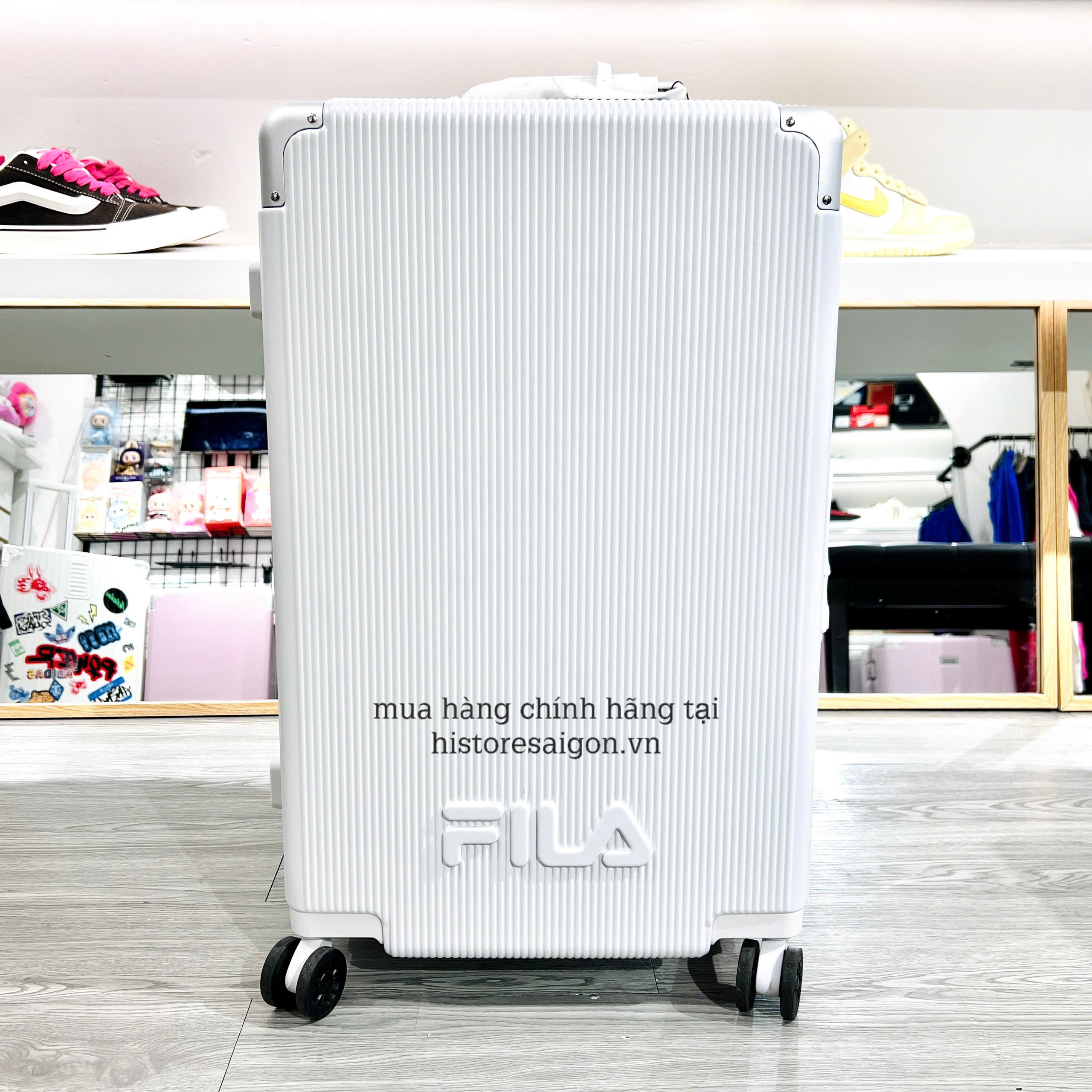 2206 - Vali Fila Trắng Sữa Size 24 Ký Gửi Embossed Logo [HÀNG CHÍNH HÃNG]