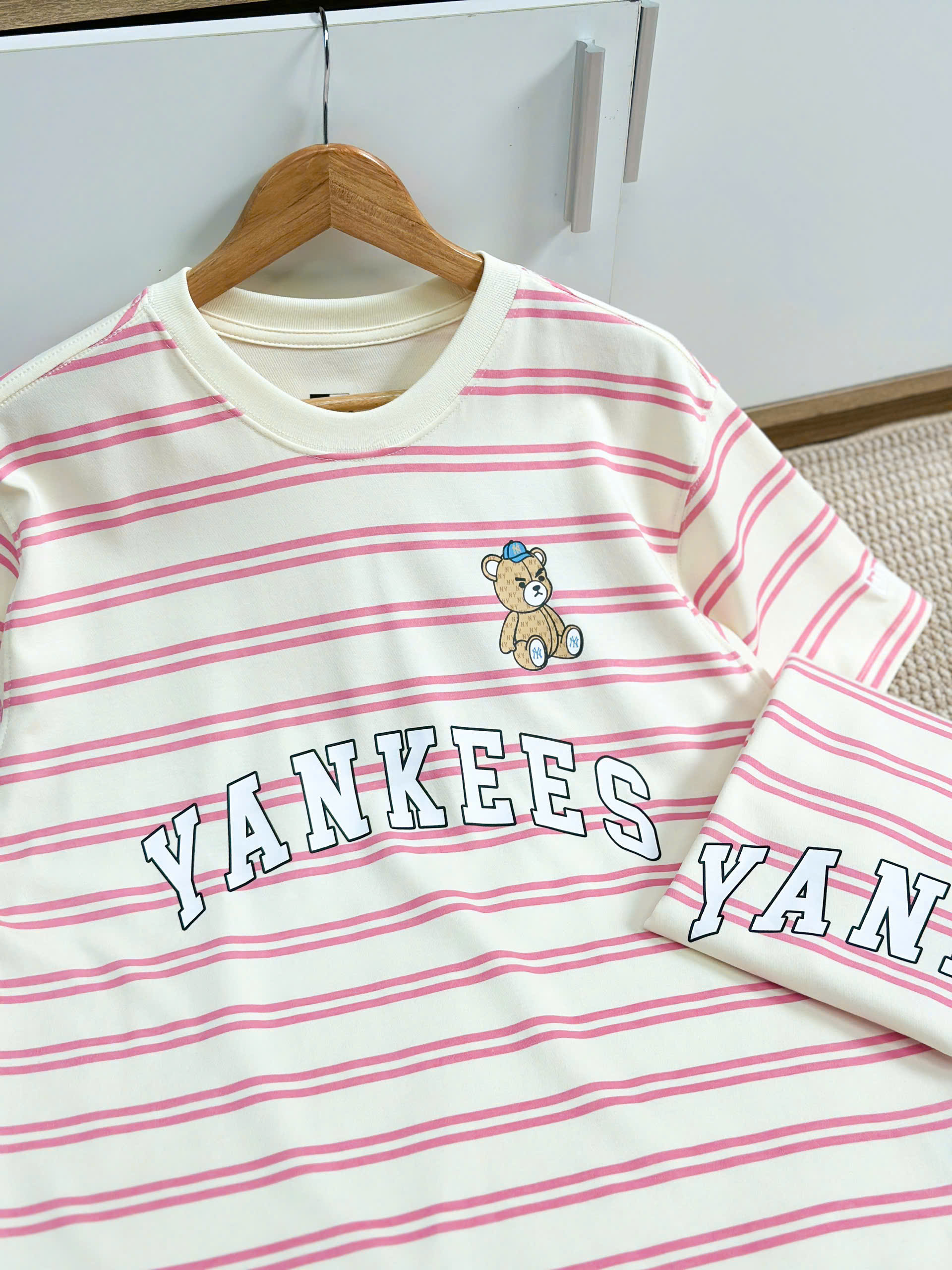 2234 - Áo New Era Yankee Gấu Trắng Kem Sọc Hồng [HÀNG CHÍNH HÃNG]