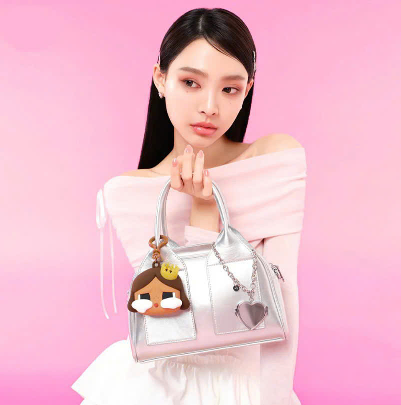 1763 - Crybaby Shiny Shiny Earphone Case Brown POPMART 6941313020269 [HÀNG CHÍNH HÃNG]