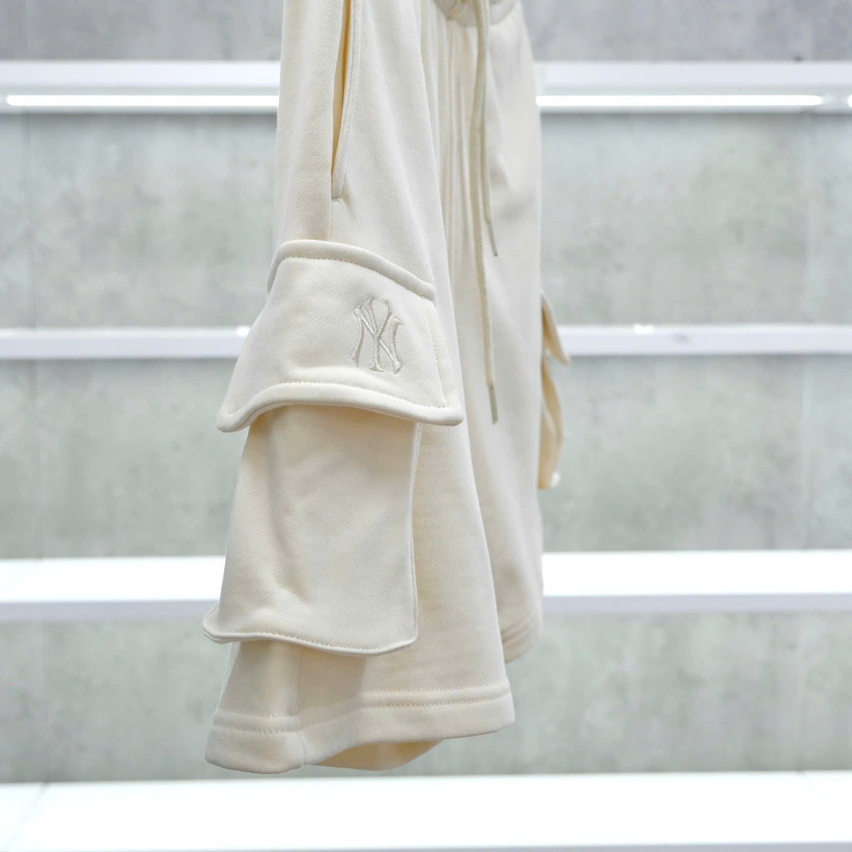 2677 - Quần New Era Túi Hộp Trắng Kem [HÀNG CHÍNH HÃNG]