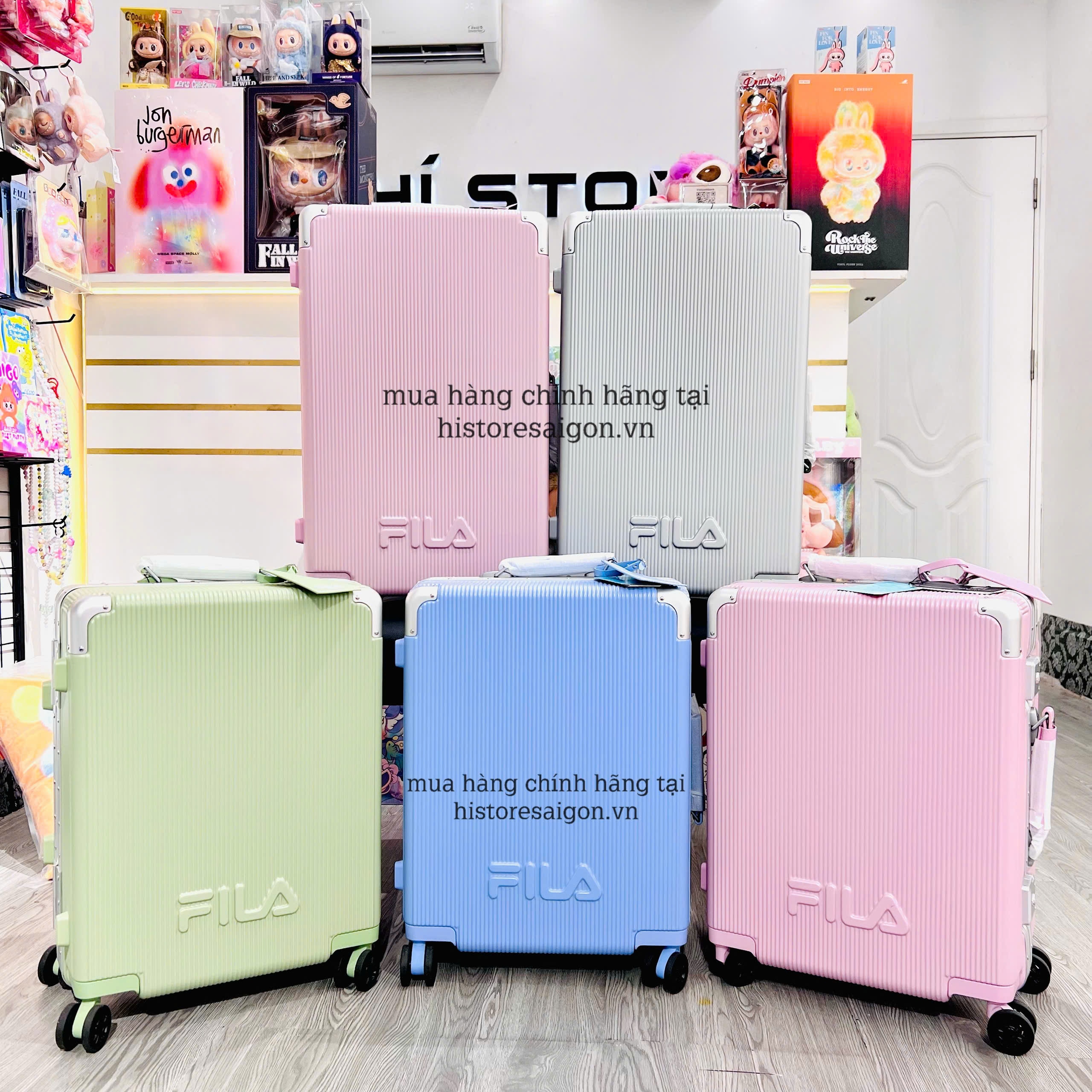 1321 - Vali Fila Hồng Size Cabin 22 Xách Tay Embossed Logo [HÀNG CHÍNH HÃNG] [HÀNG CHÍNH HÃNG]