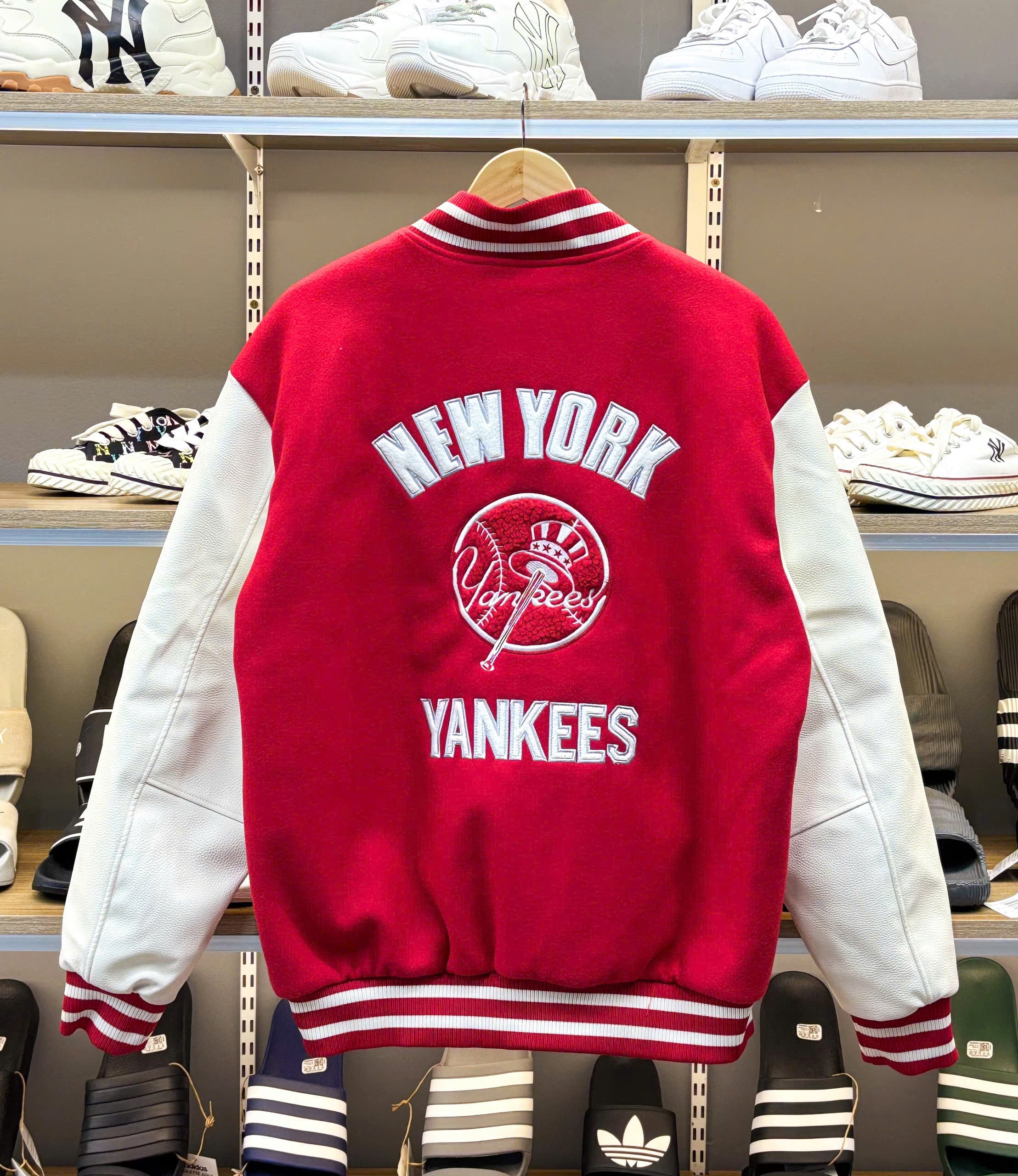 2073 - Áo Bomber New Era Nỉ Varsity NY New York Yankee Đỏ Tay Trắng [HÀNG CHÍNH HÃNG]