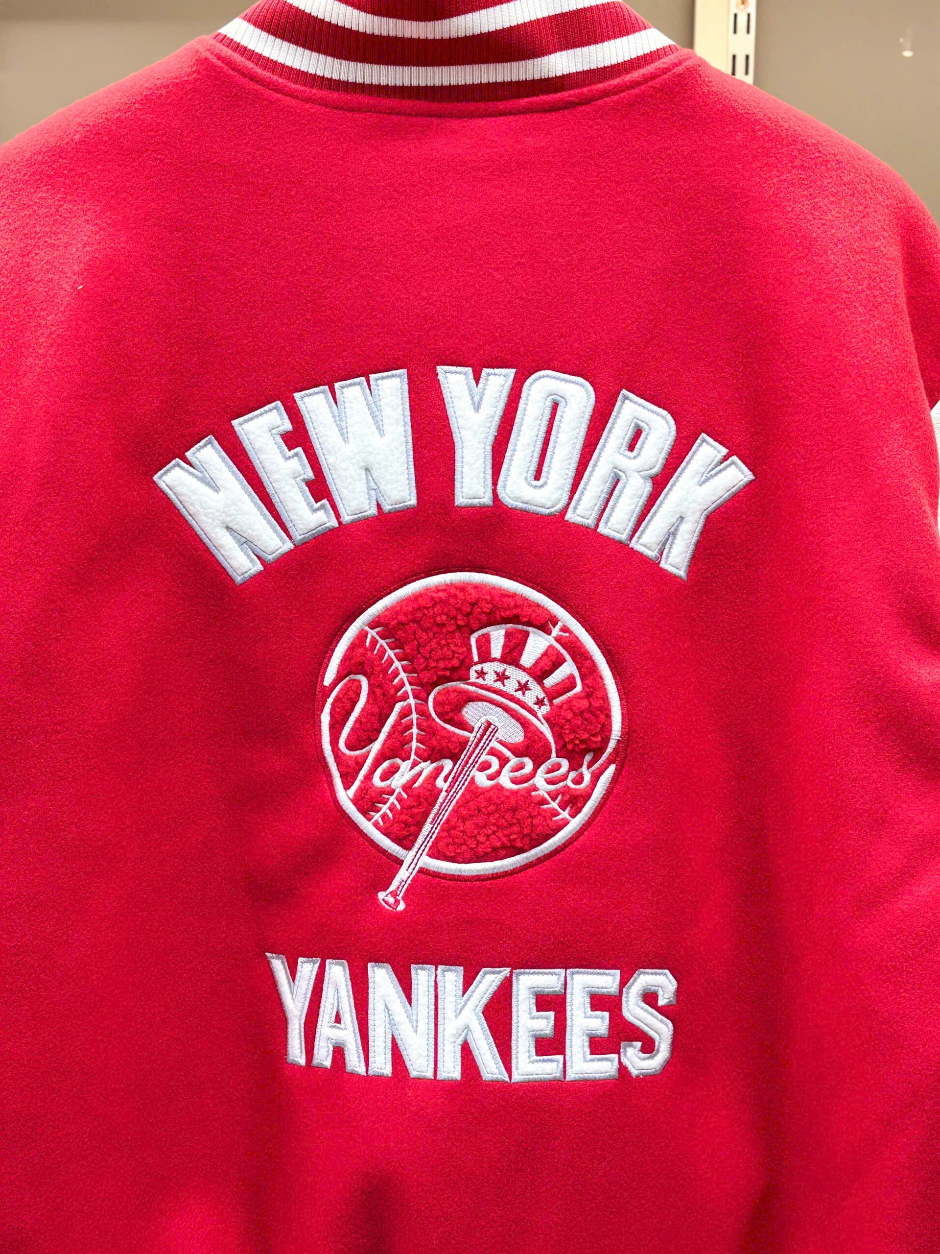 2073 - Áo Bomber New Era Nỉ Varsity NY New York Yankee Đỏ Tay Trắng [HÀNG CHÍNH HÃNG]