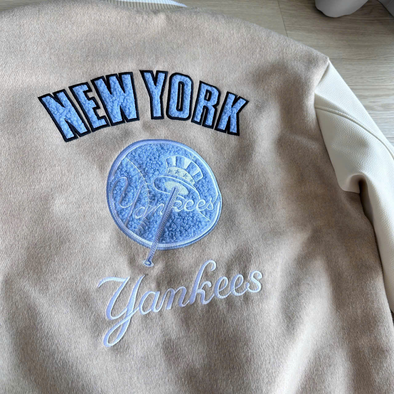 2025 - Áo Bomber New Era Nỉ Varsity NY New York Yankee Be - Chữ Xanh [HÀNG CHÍNH HÃNG]