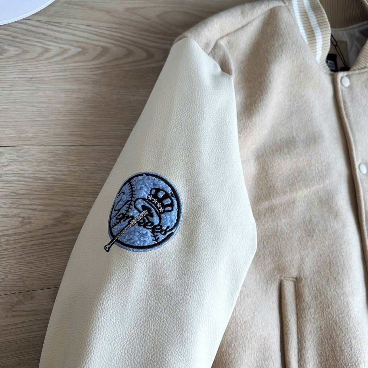2025 - Áo Bomber New Era Nỉ Varsity NY New York Yankee Be - Chữ Xanh [HÀNG CHÍNH HÃNG]