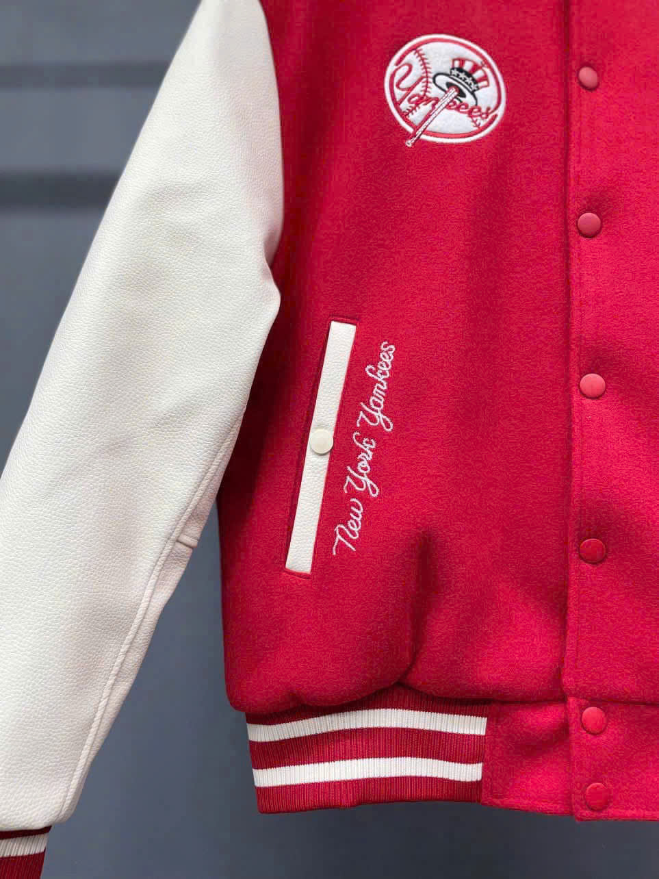 2073 - Áo Bomber New Era Nỉ Varsity NY New York Yankee Đỏ Tay Trắng [HÀNG CHÍNH HÃNG]