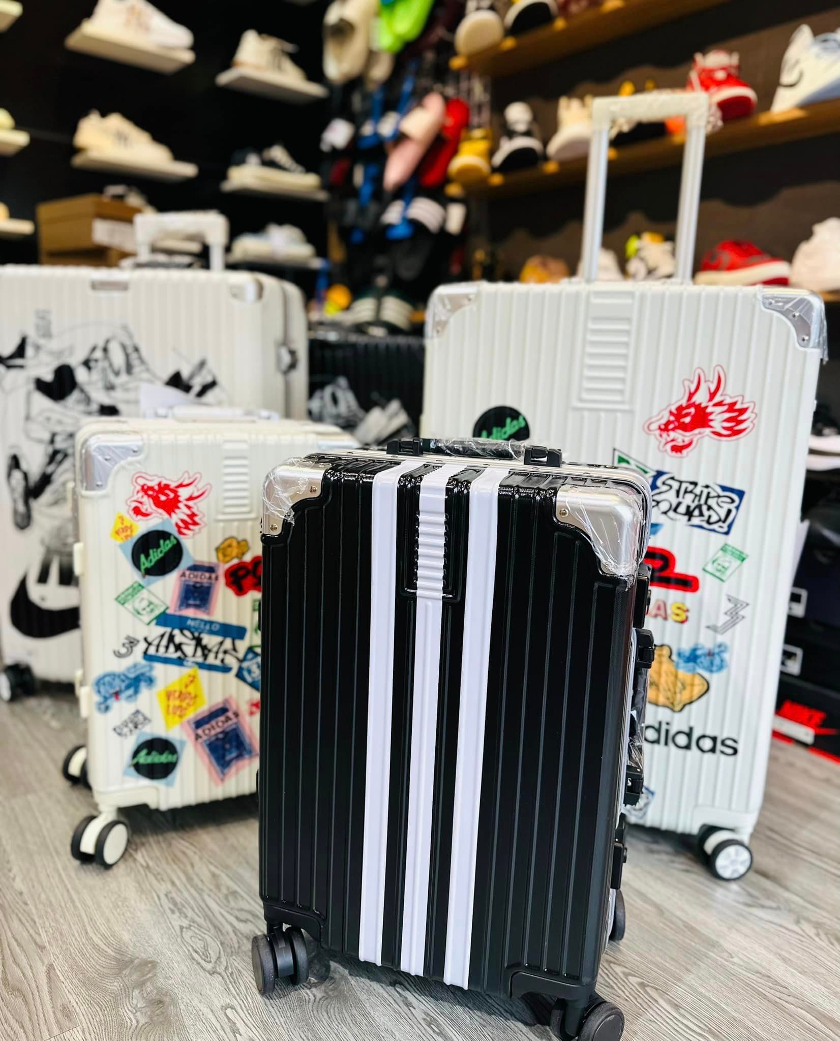724 -  Vali Adidas Đen Sọc Trắng - Size Cabin 22 Xách Tay - Đen [HÀNG CHÍNH HÃNG]