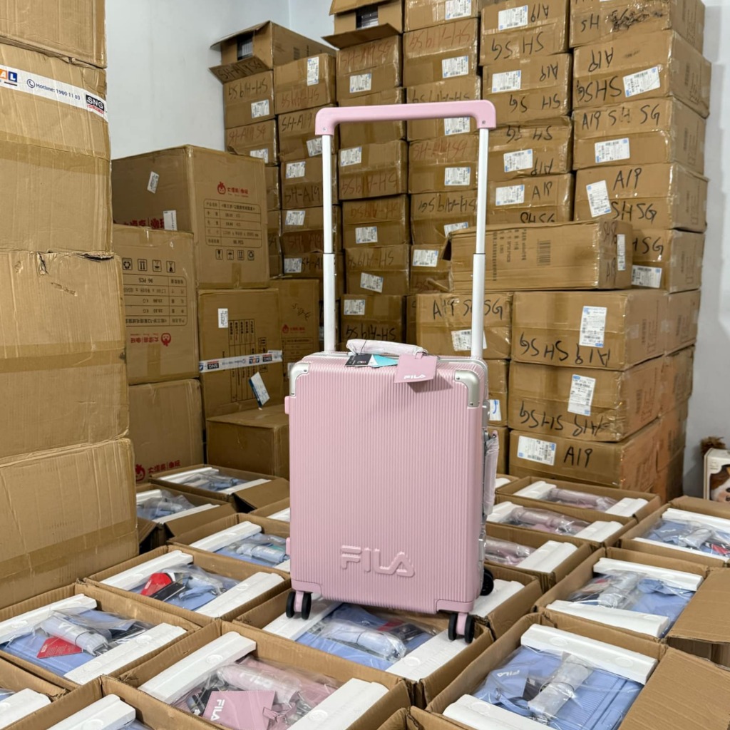 1321 - Vali Fila Embossed Logo - Size Cabin 22 Xách Tay - Hồng Pink Pastel [HÀNG CHÍNH HÃNG]