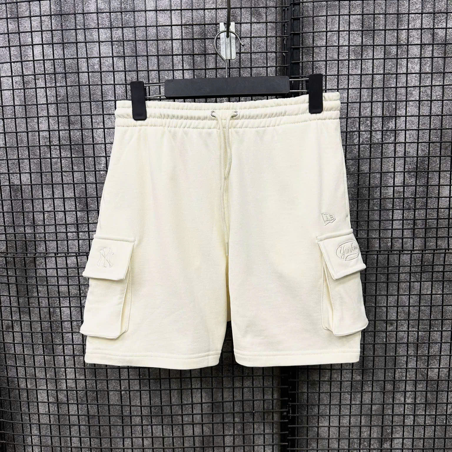 2677 - Quần New Era Túi Hộp Trắng Kem [HÀNG CHÍNH HÃNG]