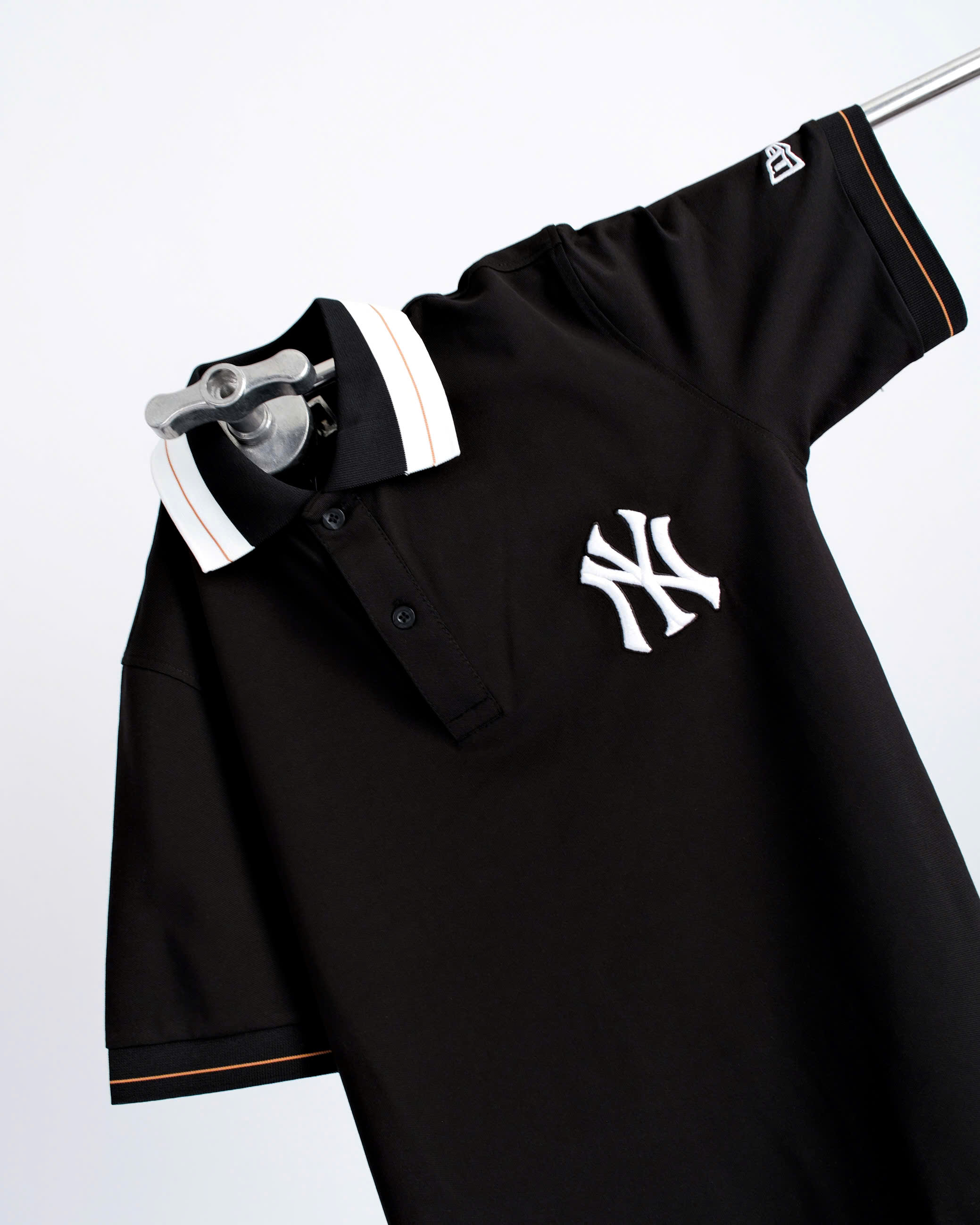 2126 - Áo Polo New Era NY Đen Cổ Trắng Viền Nâu [HÀNG CHÍNH HÃNG]
