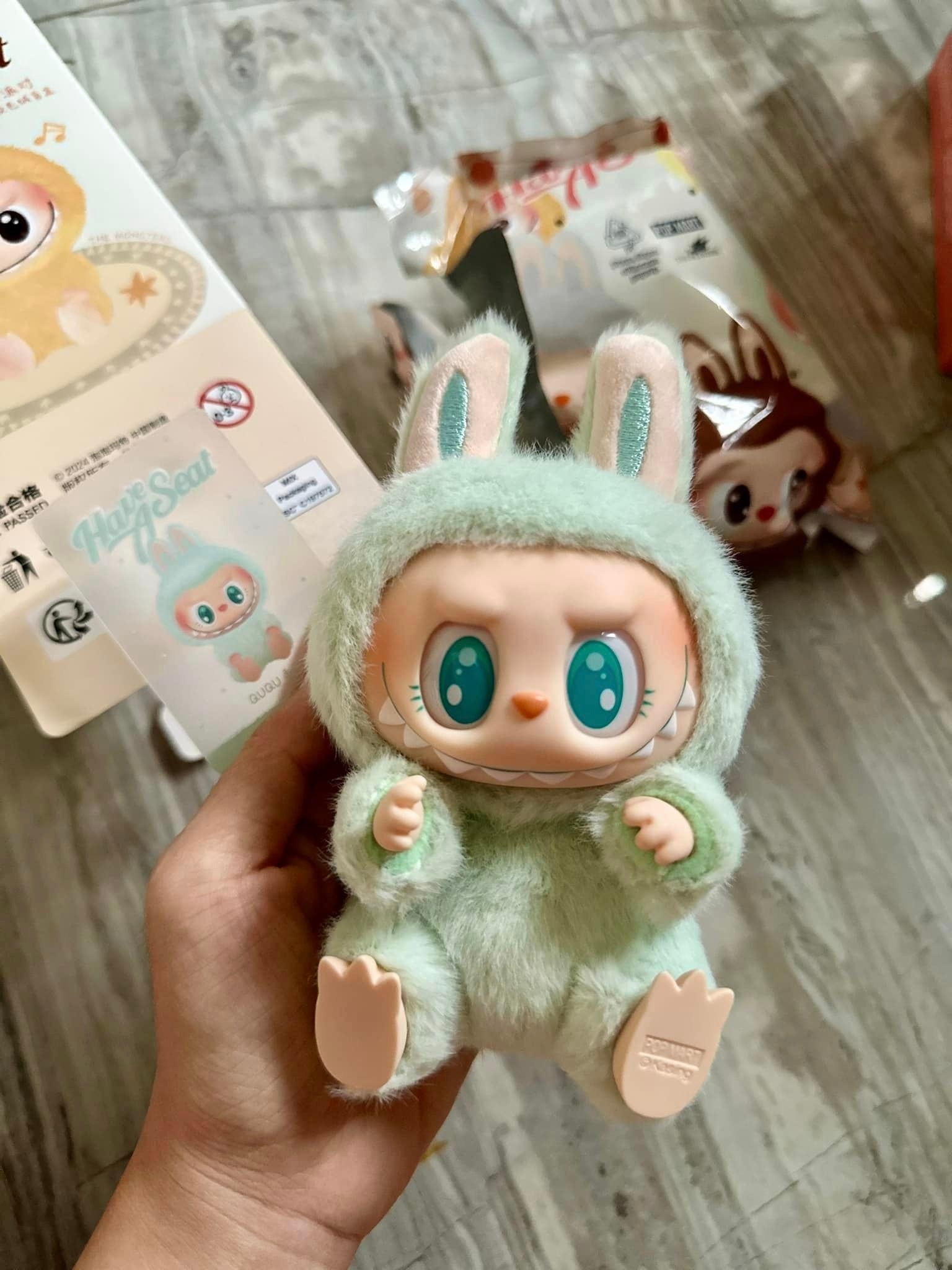 1152 - Gấu Bông Art Toy Labubu QUQU Have A Seat - POP MART The Monsters Have A Seat Vinyl Plush Labubu Macaron V2- Code 6941848280091 [HÀNG CHÍNH HÃNG]