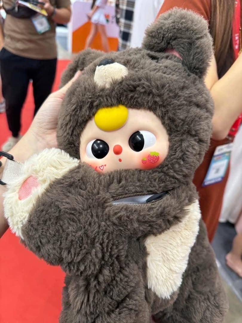 1268 - Balo Baby three BB3 Balo Gấu BB3 (Mắt Ngẫu Nhiên) - Baby Three Little Bear Hugs Plush School Bag Art Toy [CHÍNH HÃNG]